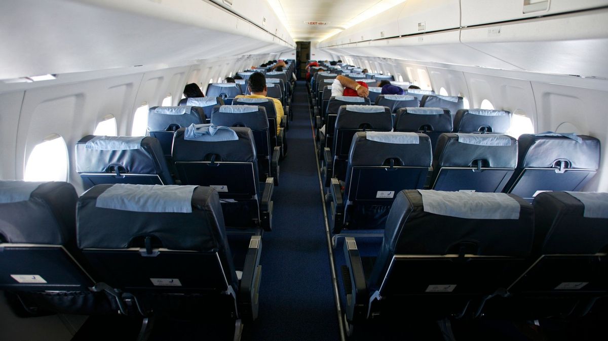 Problémy s tlakem v letadle vyústily pro cestující v krajně nepříjemný zážitek